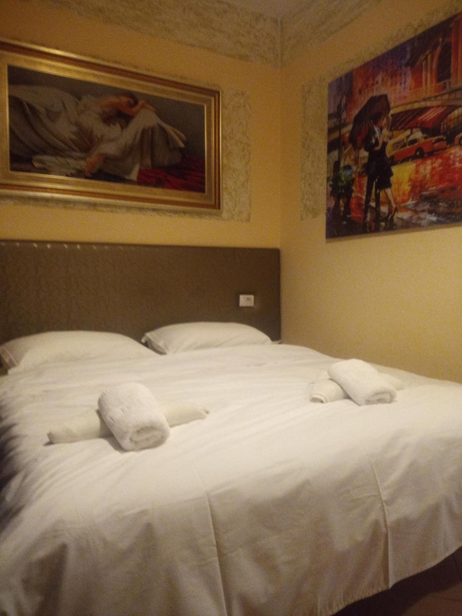 Prince Hotel Fier Room photo