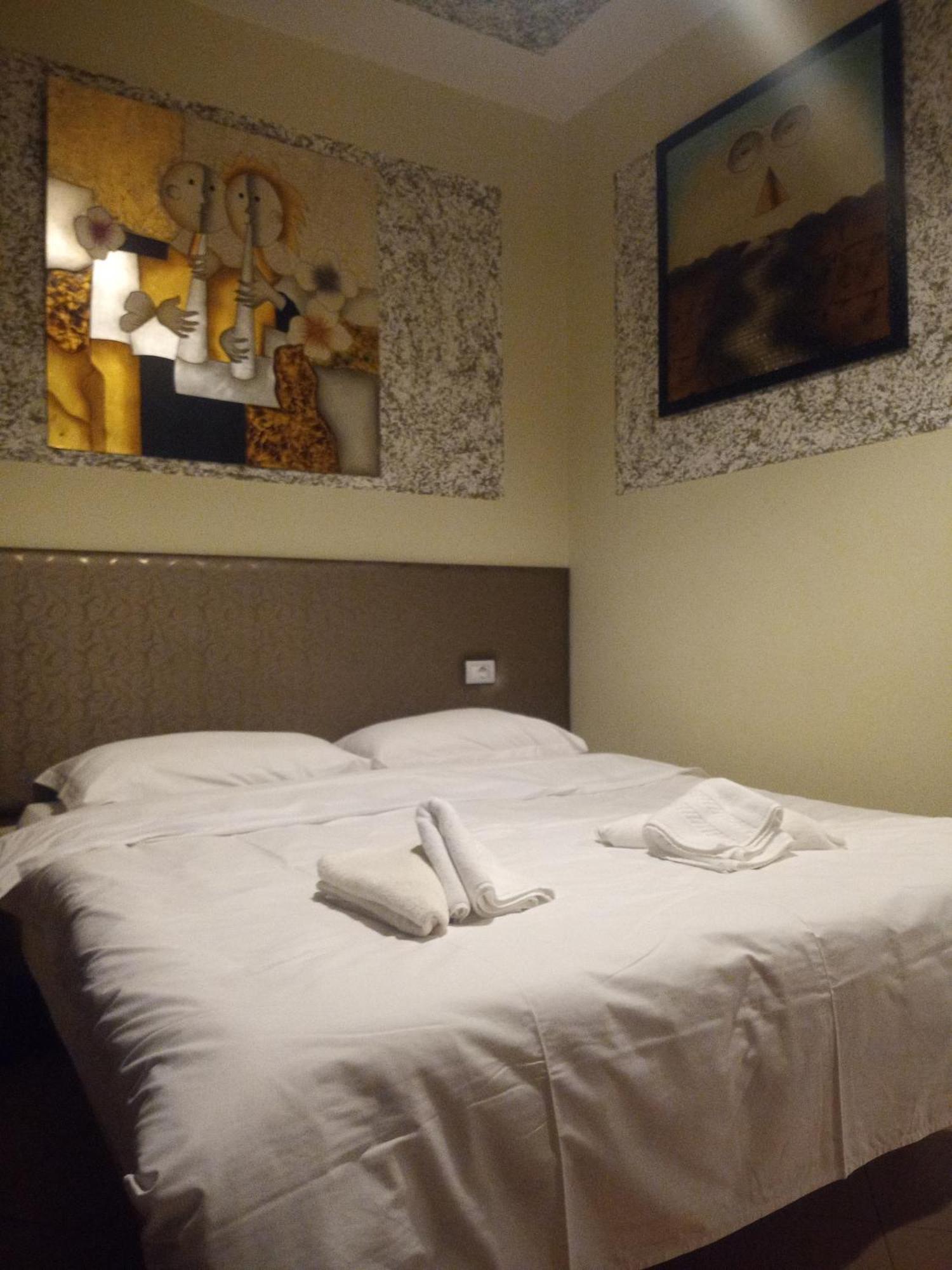 Prince Hotel Fier Room photo