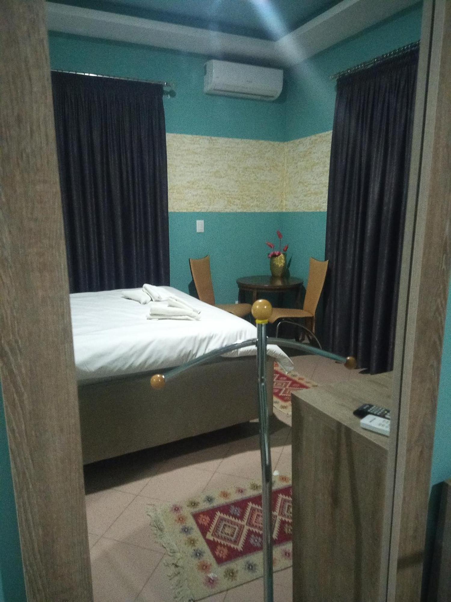 Prince Hotel Fier Room photo