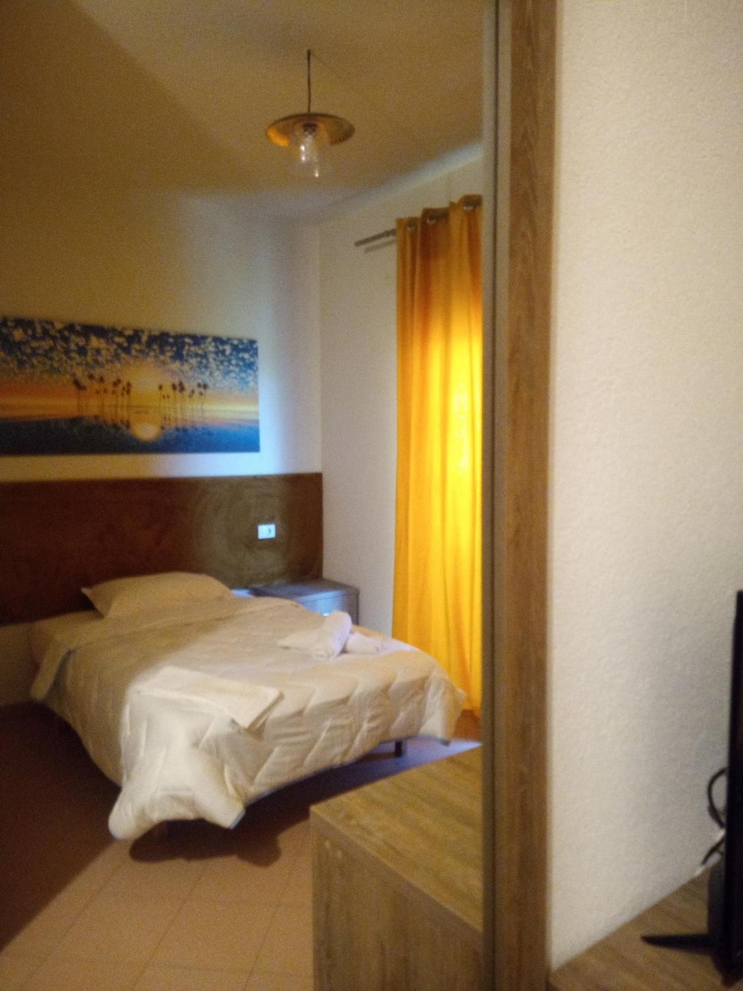 Prince Hotel Fier Room photo